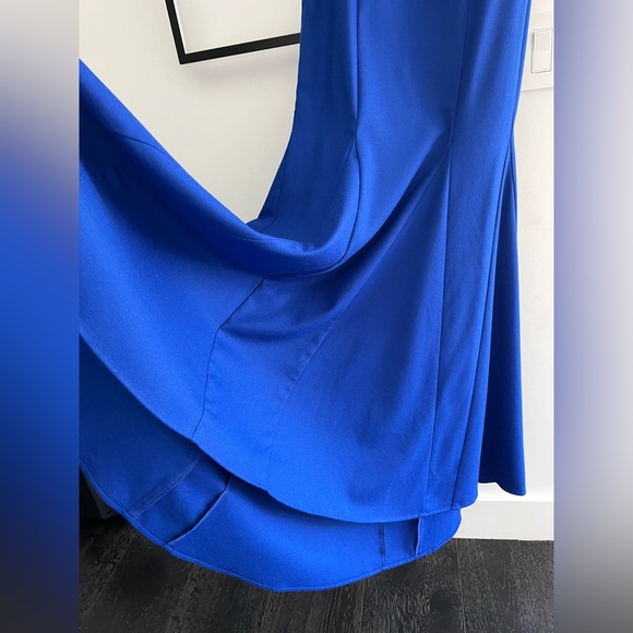 Evening dress with a long train. - Picture 5 of 13